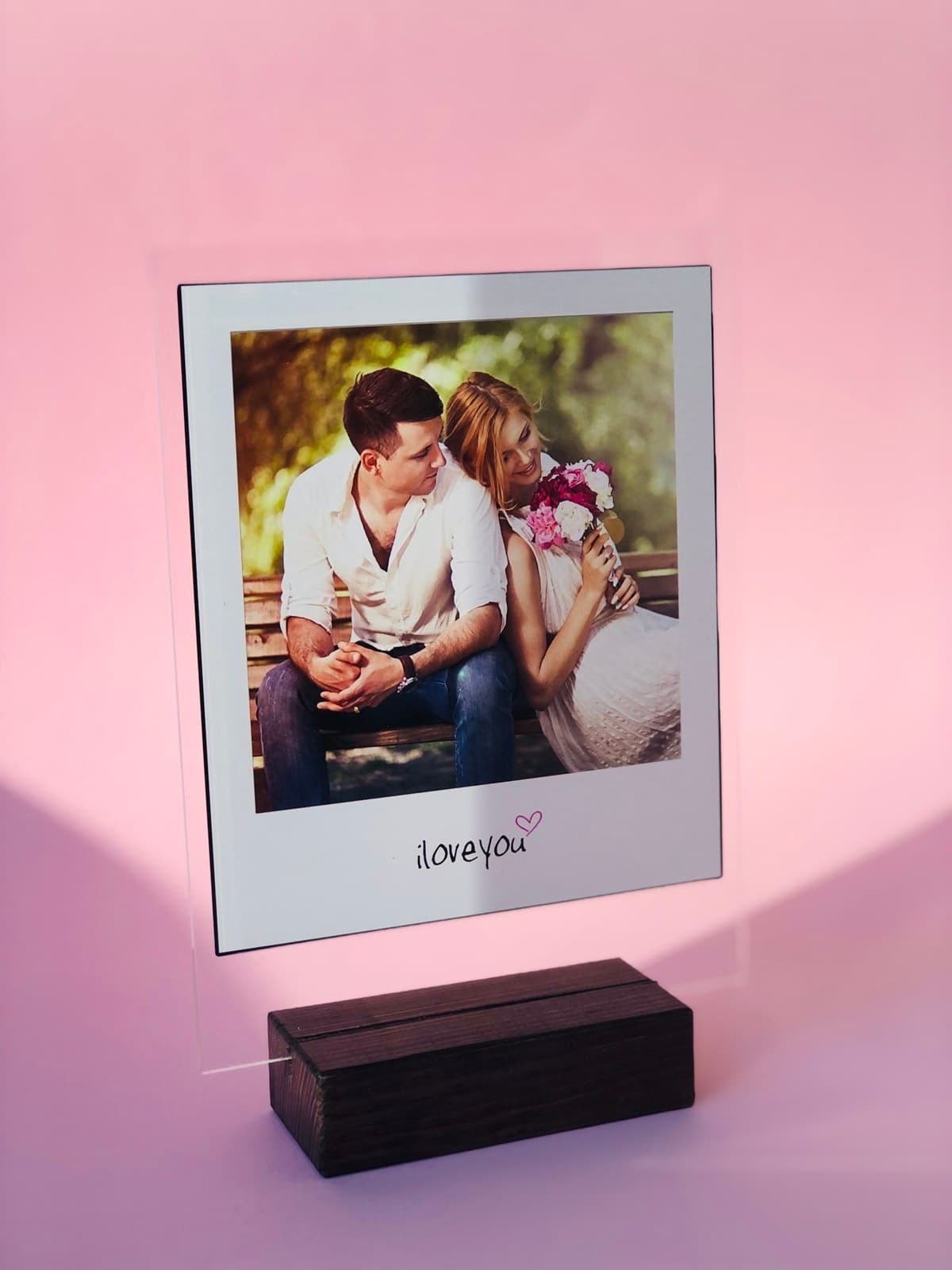 Друк на прозорому акрилі 15х20 з дерев'яною підставкою