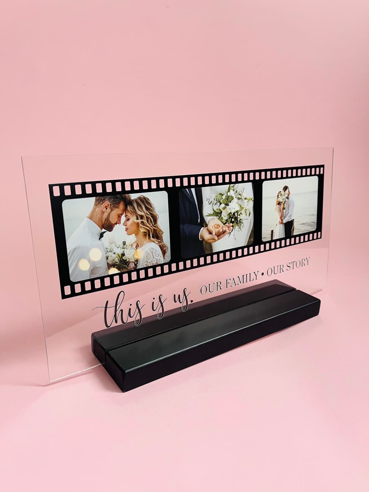 Друк на прозорому акрилі 15х30 з дерев'яною підставкою